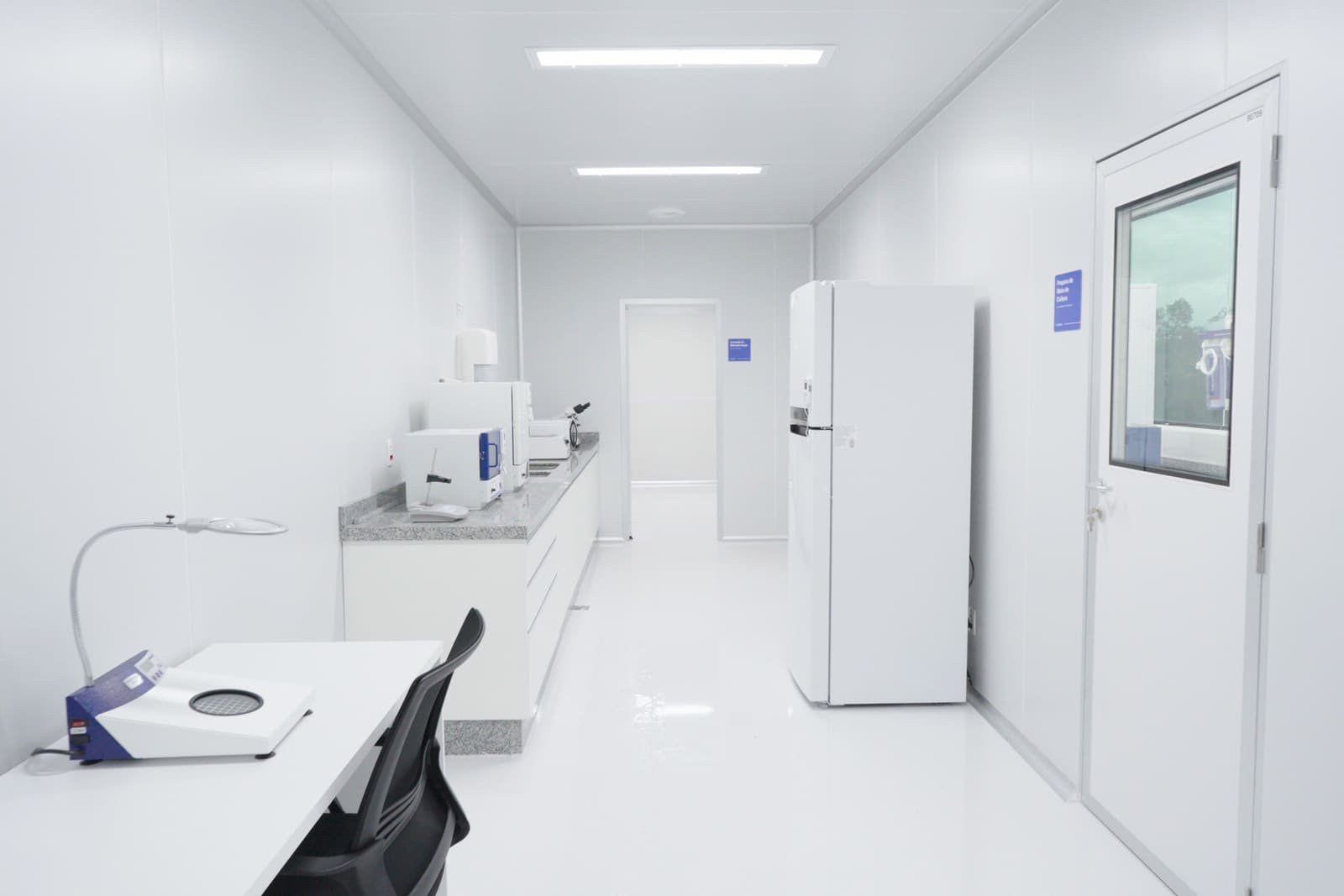 Bancada do laboratório de controle de qualidade da Nutrion, com balança analítica e equipamentos de análise.
